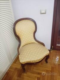 Poltroncina d’Epoca in Legno Intagliato