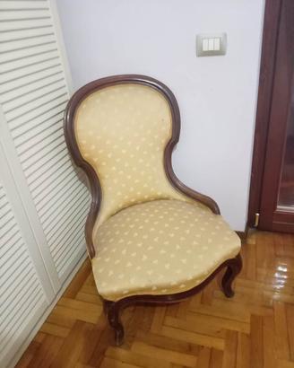 Poltroncina d’Epoca in Legno Intagliato