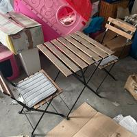 Tavolino con sedie specchio e stendino