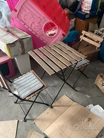 Tavolino con sedie specchio e stendino