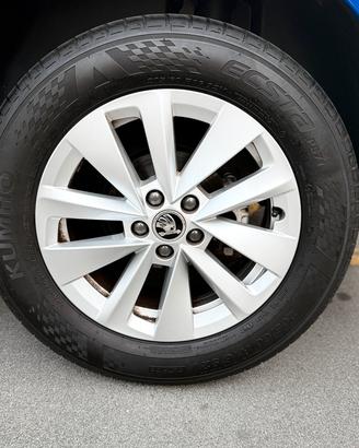 Gomme e cerchi da 16