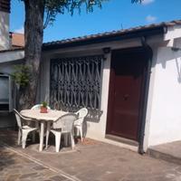 Pomezia monolocale con giardino e p.auto