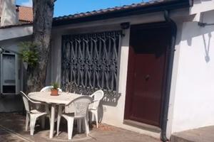 Pomezia monolocale con giardino e p.auto