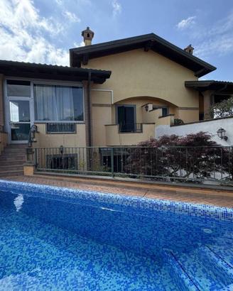 Villa di 170 m² con più di 5 locali a Roma