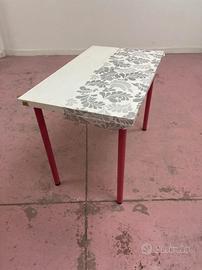 Tavolo/scrivania con gambe rosse