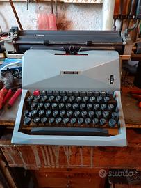 macchina da scrivere Olivetti 82
