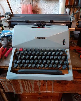 macchina da scrivere Olivetti 82