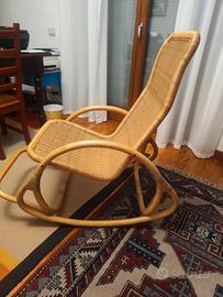 Sedia a dondolo in rattan