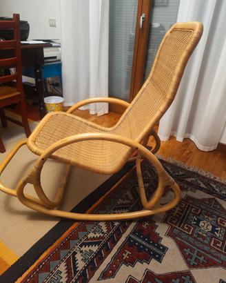 Sedia a dondolo in rattan