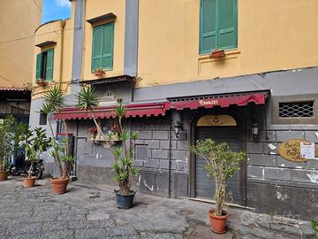 Ad. via foria- ampio locale comm.le