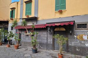 Ad. via foria- ampio locale comm.le