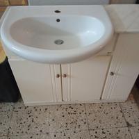 mobile bagno con lavabo e specchio 