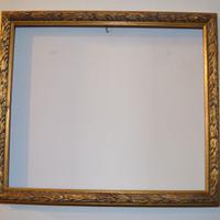 Cornice in legno intagliato e dorato