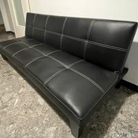 Divano in finta pelle nero.