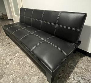 Divano in finta pelle nero.