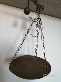 2 vecchie bilance in ferro e rame