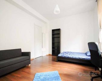 Stanza in appartamento di 253 m² a Milano