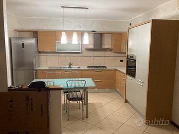Cucina angolare completa di elettrodomestici