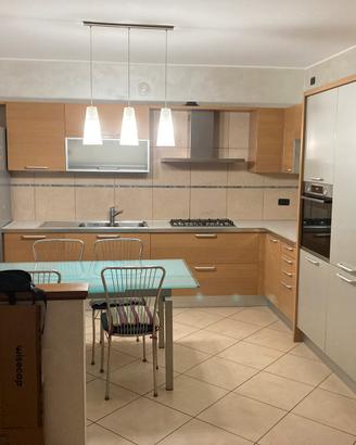 Cucina angolare completa di elettrodomestici