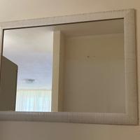 Specchio da appendere con cornice bianca