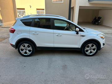 Ford Kuga con gancio di traino