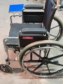 Sedia a rotelle ocn bracciolo aggiuntivo