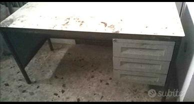 Scrivania vintage con struttura in ferro