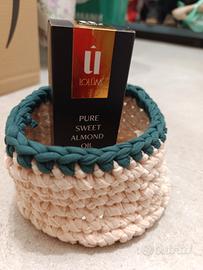 cestino fatto a mano ed olio di mandorle 