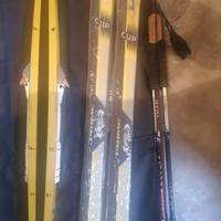 Coppia sci da fondo e discesa e bastoncini