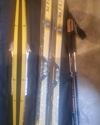 Coppia sci da fondo e discesa e bastoncini