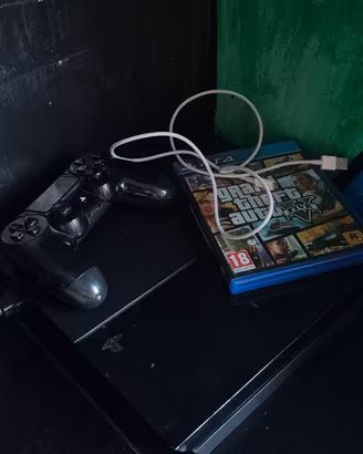 ps4 500gb nera con controller,gta5,tutti cavi