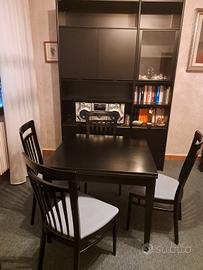 Armadio da salotto con tavolo e quattro sedie