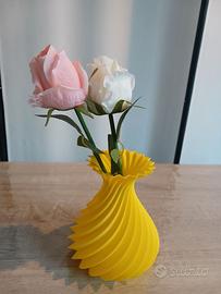 Vaso giallo con fiori sintetici