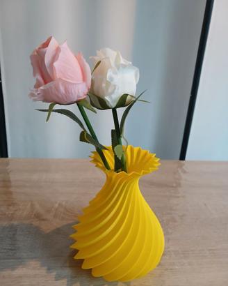Vaso giallo con fiori sintetici