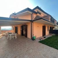 Villa a schiera con giardino