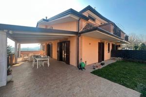 Villa a schiera con giardino