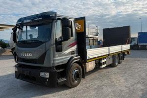 Camion Iveco 3 assi pianale con rampa idraulica