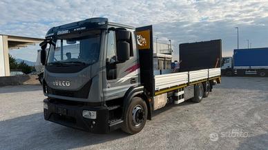 Camion Iveco 3 assi pianale con rampa idraulica