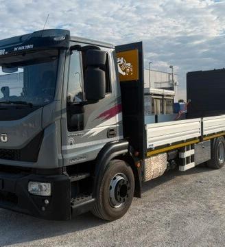 Camion Iveco 3 assi pianale con rampa idraulica