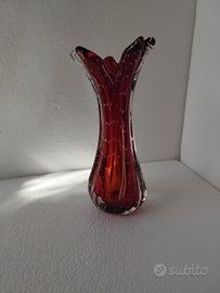Vaso rosso di Murano sommerso e bullicante