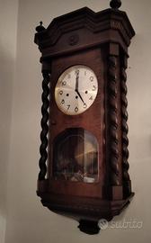 Antico orologio a pendolo