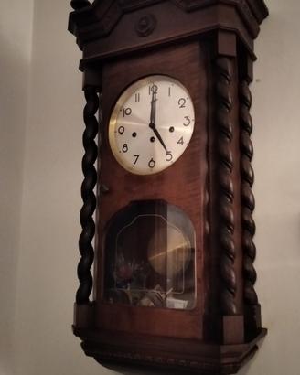 Antico orologio a pendolo