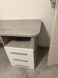 Scrivania con cassetti