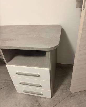 Scrivania con cassetti