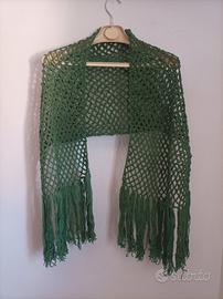 Scialle in lana lavorato ad uncinetto 