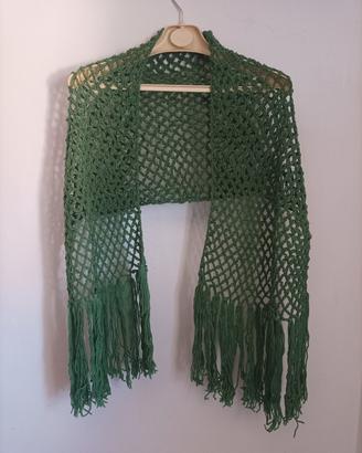 Scialle in lana lavorato ad uncinetto 