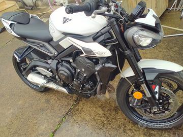 Moto Triumph street triple