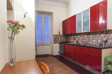 Stanza singola arredata