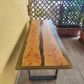 tavolo in resina epossidica e legno