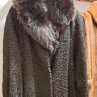 Cappotto in pelliccia astrakan con collo in volpe